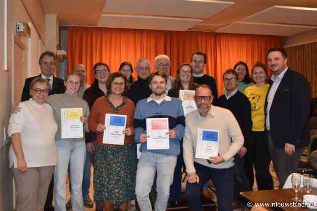 Leden Harmonieorkest in de bloemetjes gezet met ereteken