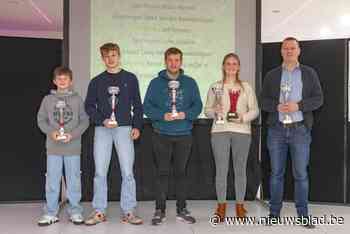 Gemeente zet sportkampioenen in bloemetjes