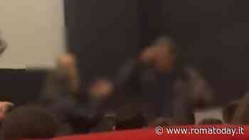 Insulti omofobi e minacce a un docente da una collega dopo la proiezione de "Il ragazzo dai pantaloni rosa"