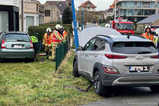 Twee bestuurders gewond na botsing op kruispunt, auto rijdt tegen gevel: “Muur is beschadigd binnen”