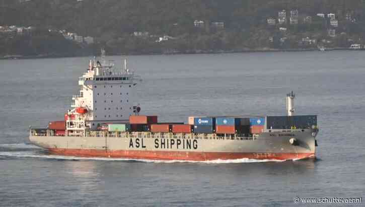 Bemanning verlaat brandend containerschip op Rode Zee