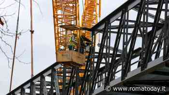 Ponte di Ferro, gli scarti della lavorazione finiscono nel Tevere
