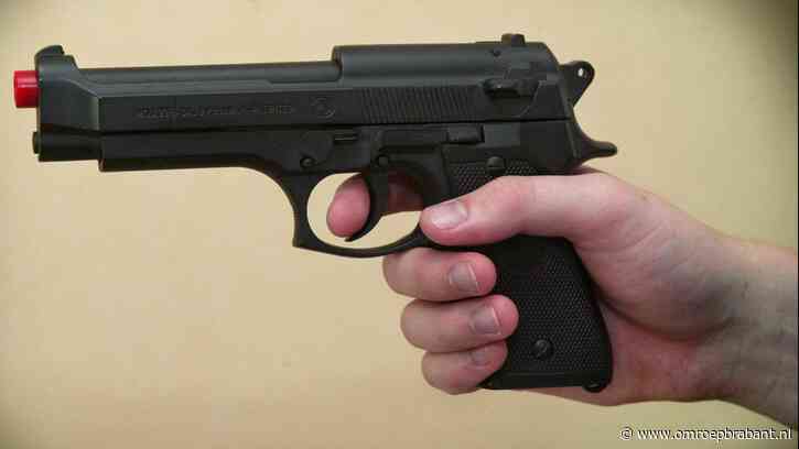 Politie trekt wapen om man (52) die met balletjespistool op auto's richt