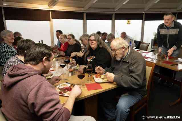 Nieuwjaarsdiner voor mensen in armoede vindt plaats in… parenclub: "Wat de mensen hier op andere dagen komen doen, zijn onze zaken niet"