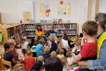 Luisteren en knutselen tijdens gezellig voorleesmoment in de bib op woensdag