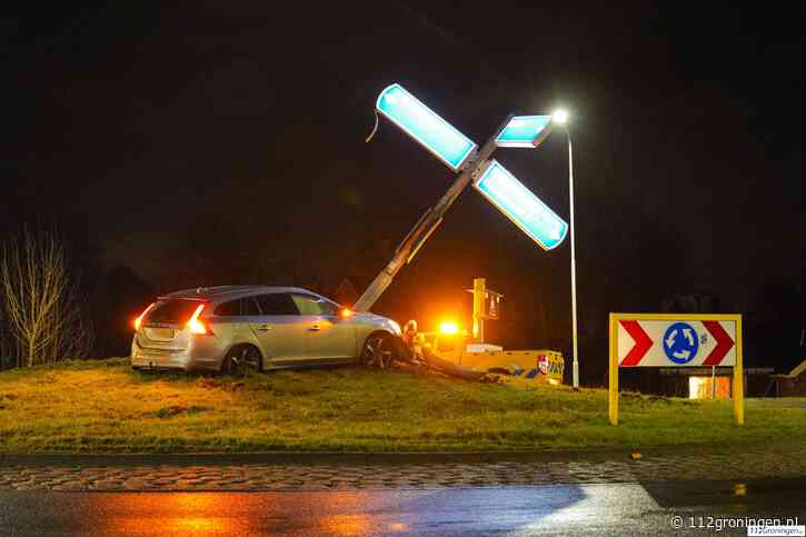 Ongeval op de N860 bij Waterhuizen, ‘auto eindigt midden op rotonde’