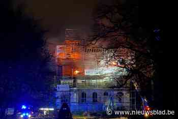 Zware uitslaande brand teistert historisch Kasteel Tivoli in Mechels Tivolipark: “Dak stond bij aankomst in lichterlaaie”