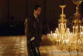 Vier maanden geleden stapte een onbekende vrouw op hem af, nu debuteert Bas (18) als model voor Saint Laurent in Parijs