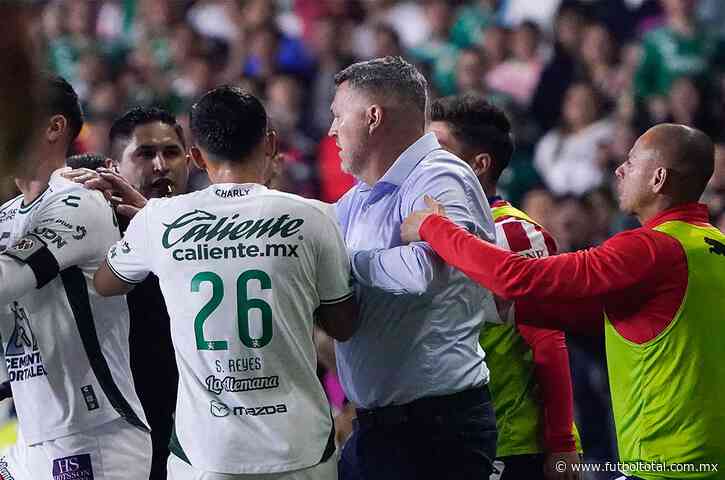¿Acuchillan a las Chivas? Decisiones del VAR y árbitro condicionan el partido con León
