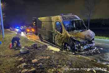 Bestelwagen helemaal uitgebrand, 21-jarige bestuurder probeerde vuur nog te blussen