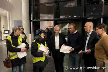 Bewonersplatform Merelbeke Flora overhandigt petitie aan bestuur voor veiligere rotonde aan Merelbekestraat: “We hopen dat er eindelijk een kwalitatieve duurzame oplossing komt voor deze omgeving”