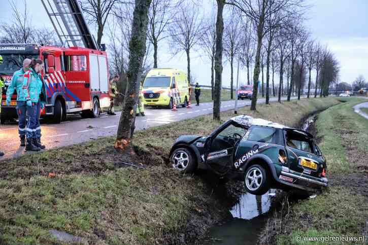 Auto crasht tegen boom, traumahelikopter geland