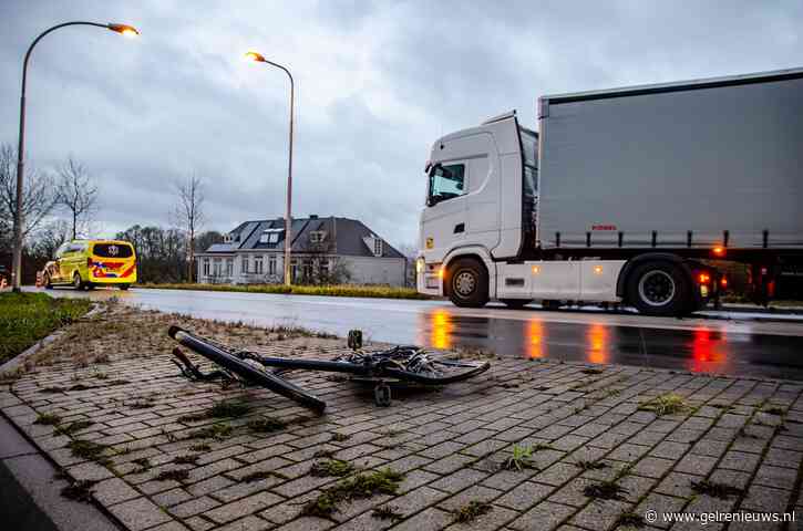 Fietser aangereden door vrachtwagen op rotonde