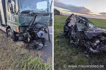 Zeventiger kan als bij wonder uit zijn wagen stappen na frontale botsing met vrachtwagen