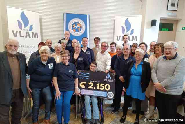 VLAM en Vvvuur overhandigen cheque ten voordele van MS-patiënten