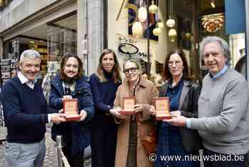 Drie klanten vinden gouden juweel in driekoningentaart: “Voortaan is dit kroontje mijn geluksbrenger”