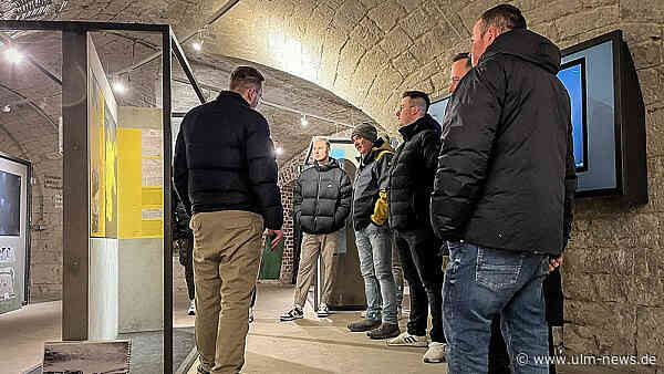 Spatzen zeigen Verantwortung auf und neben dem Platz - "Gegen das Vergessen"