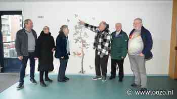 Bewoners fleuren hallen in flatgebouw op