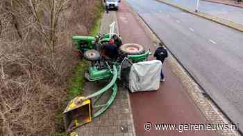 Tractor belandt op zijkant in Nijmegen