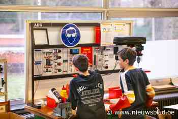 Studenten leren zonnepanelen installeren met behulp van virtual reality