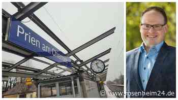 Dachlos, hilflos, bodenlos: So lässt die Deutsche Bahn Reisende am Bahnhof Prien „im Regen stehen“