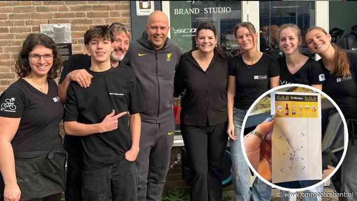 Selectie van Liverpool FC drinkt koffie in Eindhoven en laat briefje achter