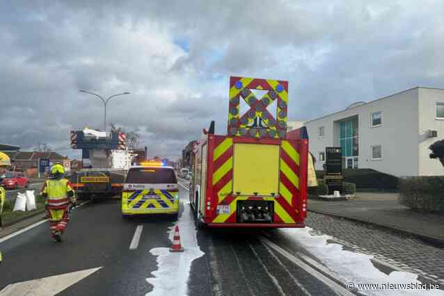 Vrachtwagen lost olie, brandweer reinigt wegdek drie keer