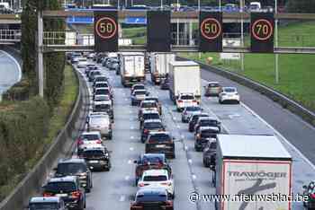 Ruim uur in de file op Antwerpse ring door schade aan wegdek in Deurne