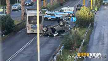 Incidente sulla via del Mare, scontro tra un bus e due auto. Due feriti, uno è gravissimo
