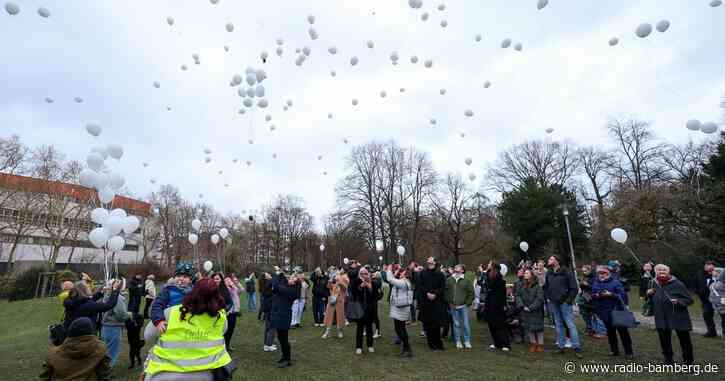 Menschen lassen Ballons für Aschaffenburger Opfer steigen
