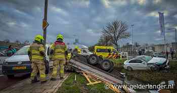 Ravage na ongeval in Arnhem: gewonde naar het ziekenhuis, weg afgesloten