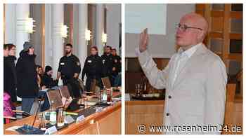 „Er hat im Stadtrat nichts zu suchen“: Polizeieinsatz bei Vereidigung von Stefan Bauer in Rosenheim