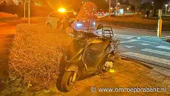 112-nieuws: ongeluk met scooter • auto botst tegen omhoog komend paaltje