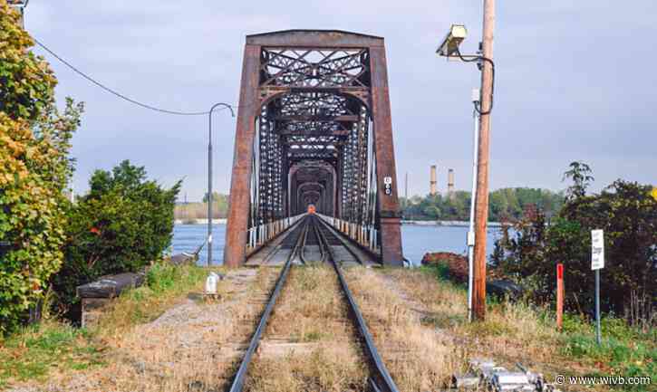 Canadian border patrol catches person jumping off moving train in Fort Erie