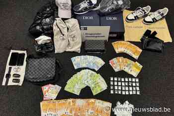 Politie neemt 12.400 euro, luxekledij en cocaïne in beslag na ontmoeting tussen vermoedelijke dealers op parking Bosuil