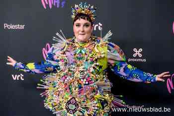 Daphne Agten schittert in outfit van Limburgse modeontwerper op MIA’s: “Meer dan 200 uur aan bezig geweest”