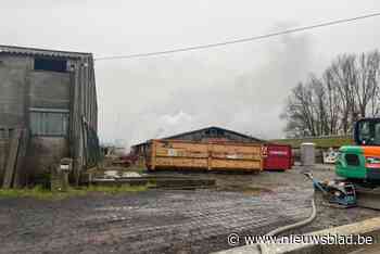 Uitslaande brand vernielt loods in Heuvelland