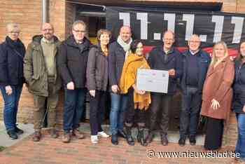 11.11.11 Koekelare schenkt 500 euro aan sociale kruidenier De Smoetstutte