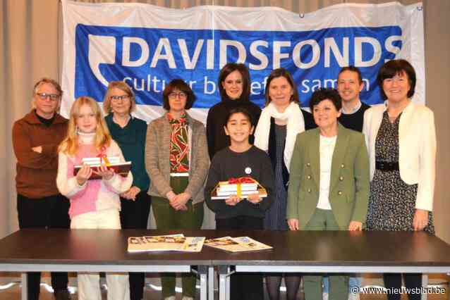 Laureaten junior journalist wedstrijd ontvangen boekenpakket