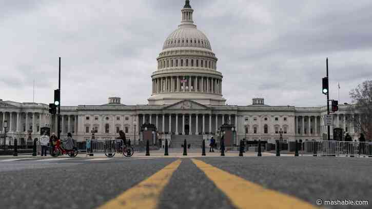 Hold the line dont resign: Federal workers on Reddit fight back against Trump buyout