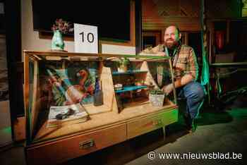 Cursisten meubelrestauratie van LBC veilen opgeknapte meubelstukken