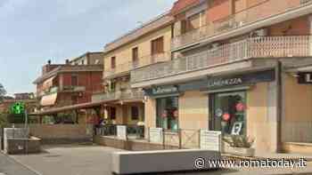 Rapina a mano armata in farmacia: si fa consegnare l'incasso e scappa con l'auto di un cliente