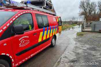 Straat loopt onder water door verstopte rioleringsbuis