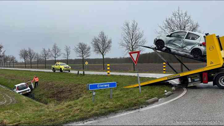 Biddinghuizen - Weer ongeval op Oldebroekerweg, auto's in de sloot