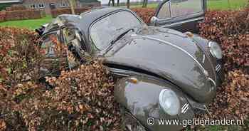 Automobilist knalt met 70 jaar oude oldtimer tegen boom aan en rijdt tuin in