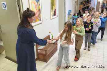 Leerlingen zetten directeur letterlijk en figuurlijk in bloemetjes