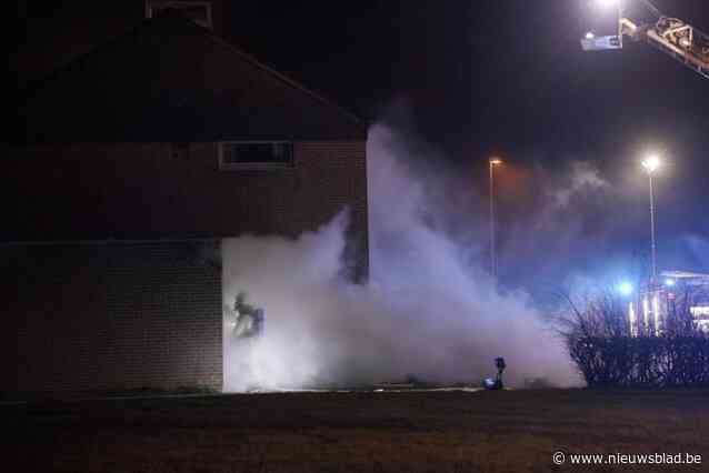 Eerst beweerde ze dat ze vuur zelf had aangestoken, nu komt ze op haar woorden terug: zoon van bejaarde vrouw (90) voor rechter voor brandstichting