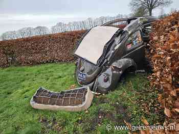Oldtimer belandt in tuin na botsing