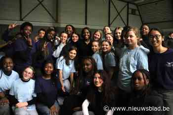 Eurosong 2025 kandidate Mentissa (25) keert terug naar vroegere school voor exclusief mini-concert: “Ik sta hier met veel emotie”