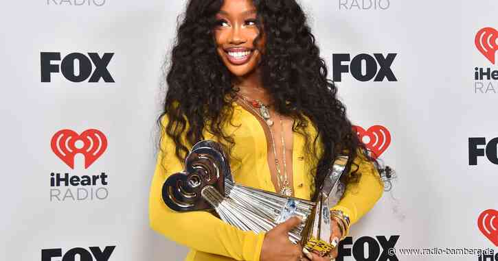 SZA posiert mit Trikot von Heinsberger Gartenbauer